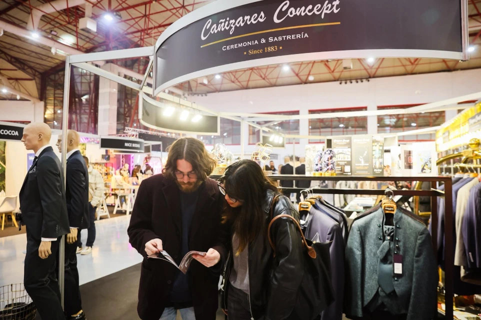 Zona expositiva de Andalucía Belleza y Moda con stands y público visitante