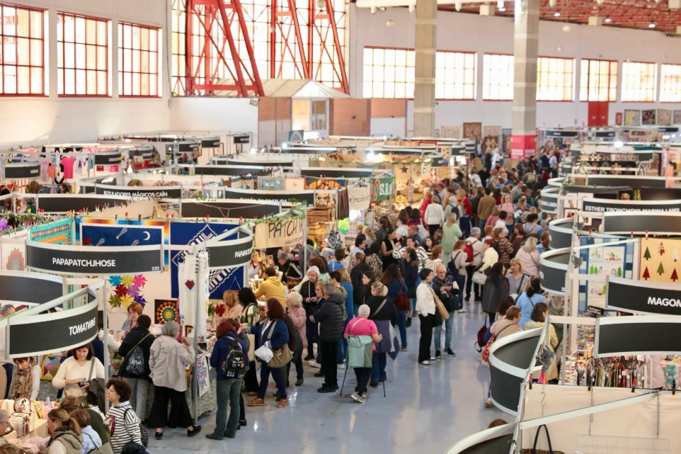 Zona expositiva de Crearte Granada DIY con stands y visitantes