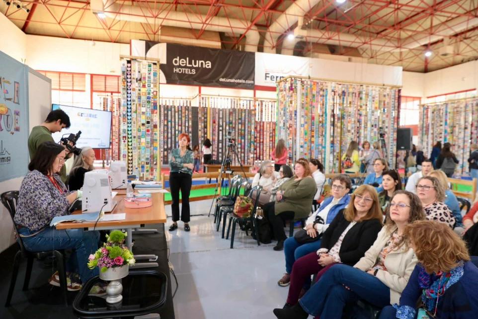 Recorrido de visitantes por los expositores de Crearte Granada DIY