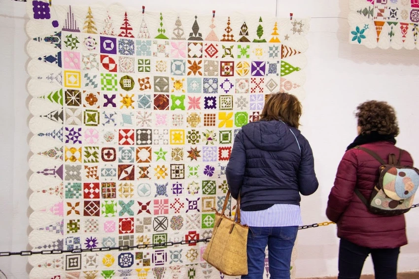 Visitante en zona de exposición de Crearte Granada DIY