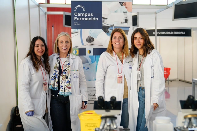 Estudiantes visitando stands en la feria Fórmate de formación y empleo