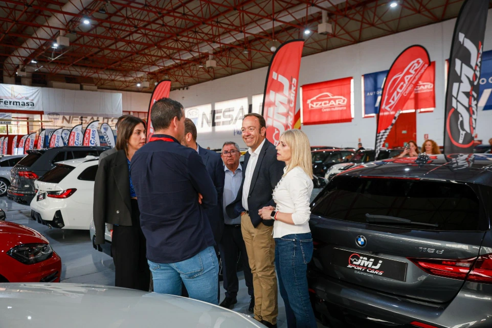 Visitantes recorriendo la feria de vehículos de ocasión en FERMASA