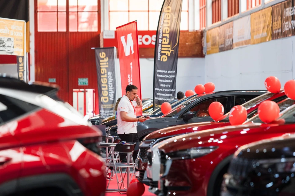 Vista general del Salón del Vehículo de Ocasión con exposición de coches en FERMASA
