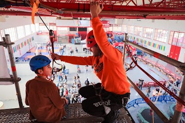Actividad de aventura infantil con tirolina en Juveándalus